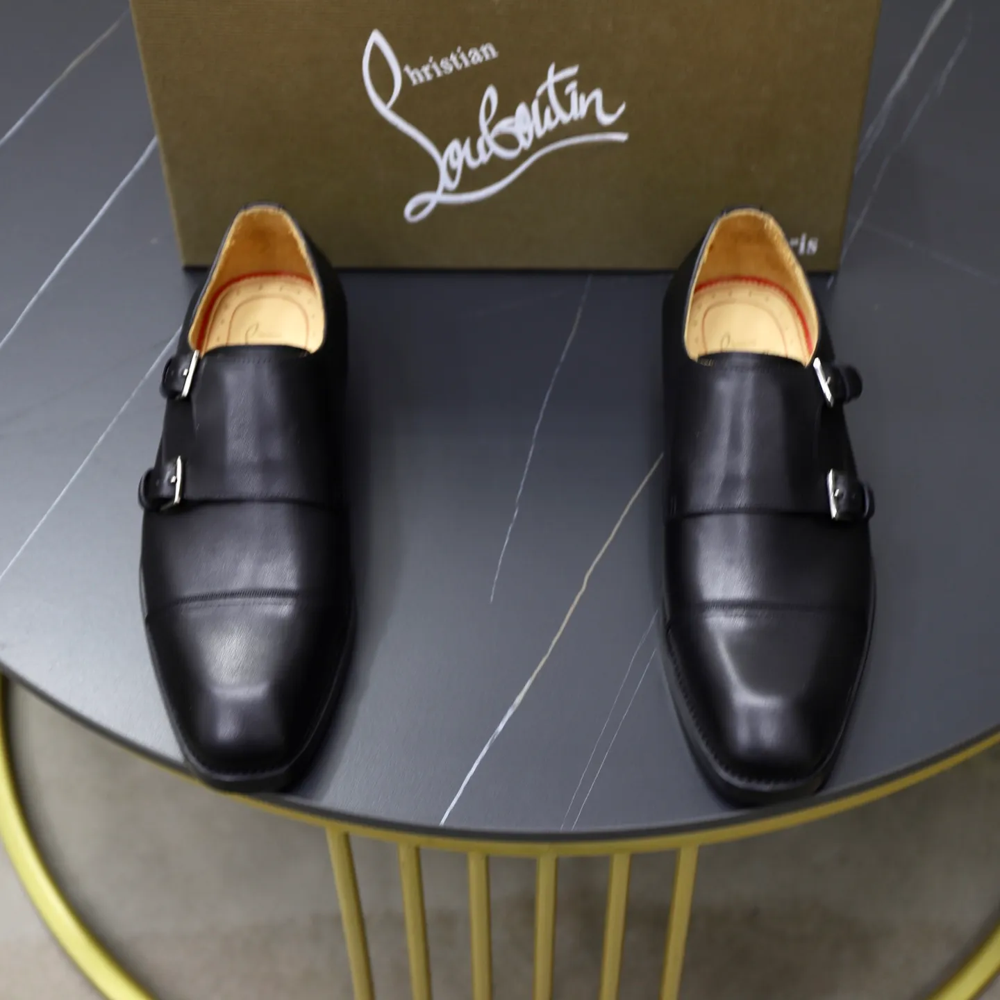 Ex-factory price: 620💰Christia*.Loubouti*🆑High-end men’s business formal leather shoes | Classic red sole shoes | Original imported first-layer cowhide | Water-dyed cowhide lining | Italian imported red rubber outsole | High-end luxury | Perfect interpretation of fashion, sunshine, style, suitable for various occasions Size: 39-44 (38.45 custom-made)
